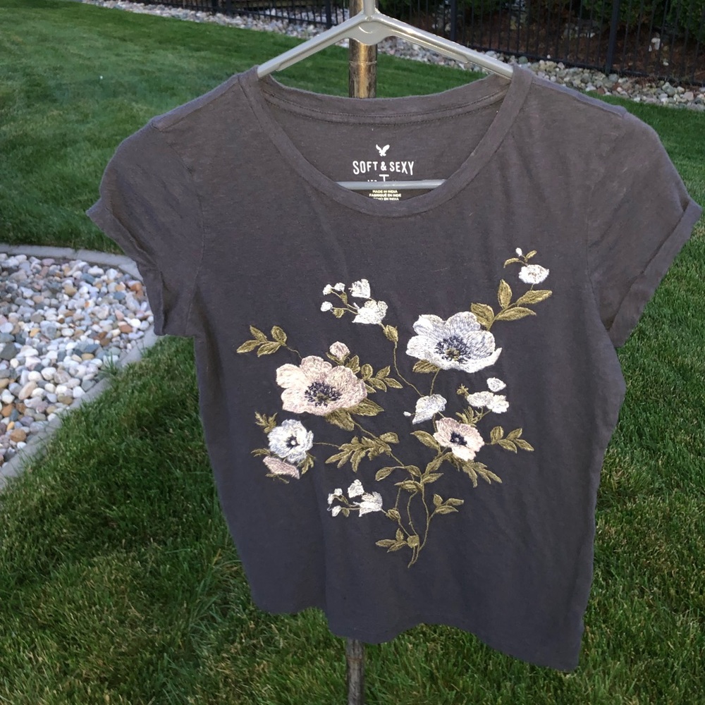 American eagle tee shirt with flower embroidery